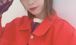 【日向坂46】東村芽依のオーバーサイズの赤のジャケット姿が可愛すぎる！！